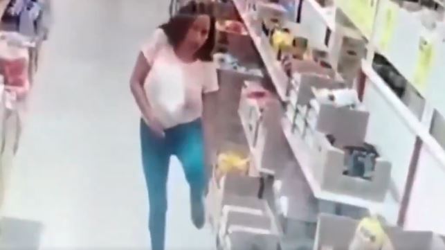 VIDEO: Mujer entra a tienda 3B y se hace una ‘limpia’ con un huevo