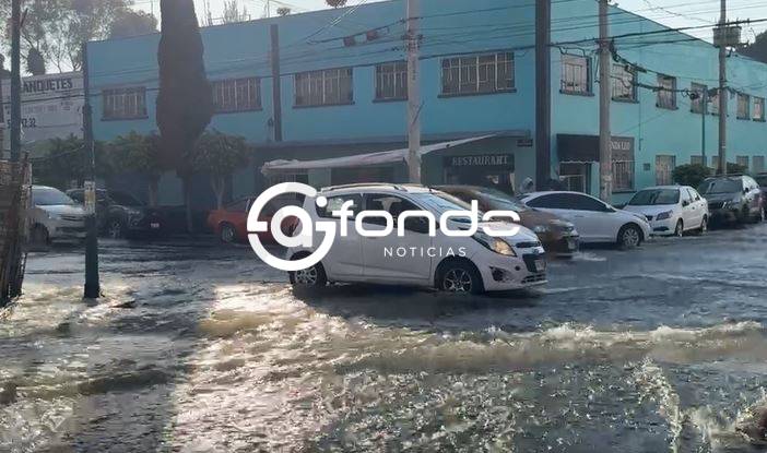 URGENTE: Gigantesca fuga de agua provoca un ‘río’ y desperdició de miles de litros