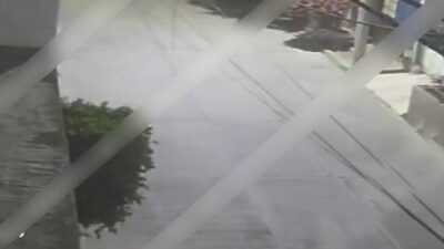 VIDEO: Jovencita regresaba de jugar futbol y vive momentos de terror en la calle