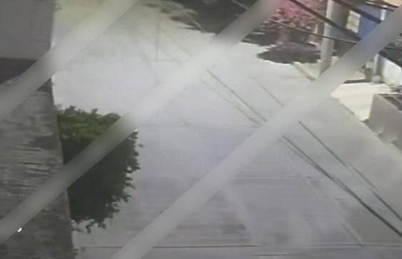VIDEO: Jovencita regresaba de jugar futbol y vive momentos de terror en la calle