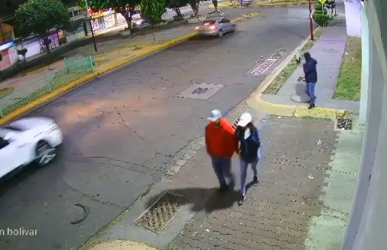 VIDEO. Criminales armados amenazan a una pareja y les quitan su vehículo en Ecatepec