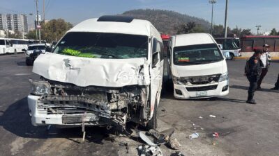 VIDEO: Combis de la misma ruta se estrellan y dejan 14 pasajeros heridos