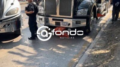 URGENTE: Motociclista repartía tortillas y muere abajo de un pesado tráiler