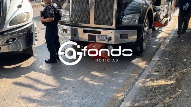 URGENTE: Motociclista repartía tortillas y muere abajo de un pesado tráiler