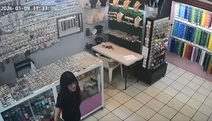 VIDEO: Sujeto pide agua ‘en el nombre de Jesús’ y roba la cartera a una chavita