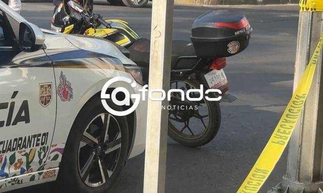 URGENTE: Lunes trágico; motociclista choca, cae y un camión de pasajeros le pasa encima