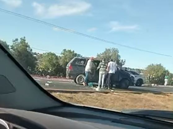 VIDEO. Siete mujeres viajaban en una camioneta Toyota, volcaron y dos murieron en Edomex