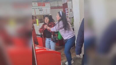 VIDEO: Empleada de tienda 3B saca ‘a patadas’ a una fardera y luego amenaza a quien la grabó