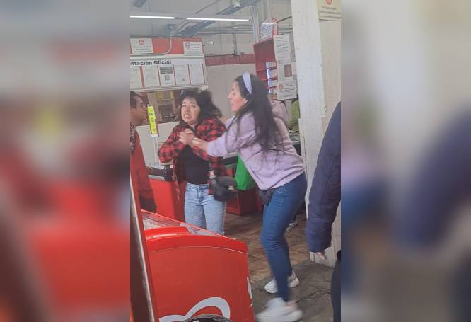 VIDEO: Empleada de tienda 3B saca ‘a patadas’ a una fardera y luego amenaza a quien la grabó