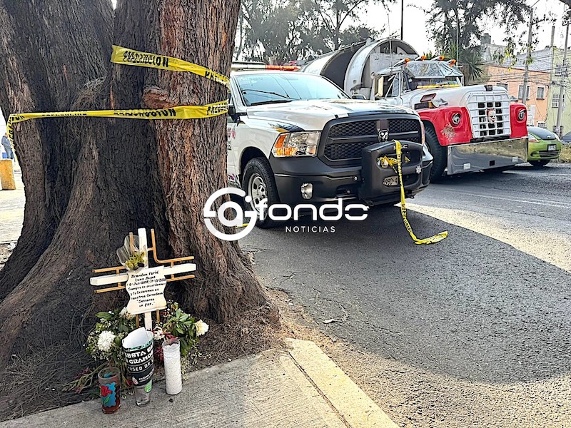 DRAMÁTICO. Motociclista pierde el equilibrio, cae al piso y un camión le pasa por encima