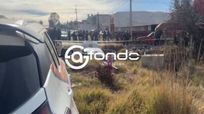 URGENTE: Taxi choca contra una camioneta, se va a la zanja y un pasajero muere