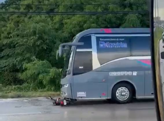 VIDEO: Graban a autobús de turismo cuando se lleva a dos bikers y arrastra la motocicleta