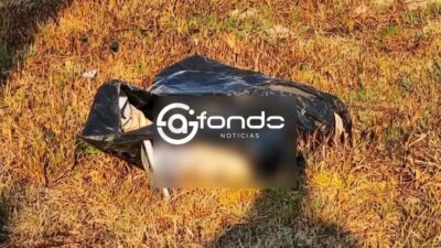 TERRIBLE. Cuerpo embolsado es arrojado junto a la autopista; solo se veían sus tenis Nike