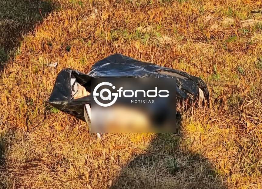 TERRIBLE. Cuerpo embolsado es arrojado junto a la autopista; solo se veían sus tenis Nike