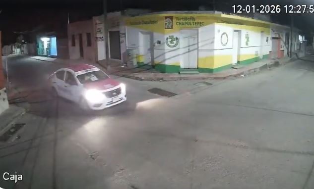 VIDEO: Conductor se pasa un alto, manda ‘a volar’ a un biker y arrastra la moto varios metros