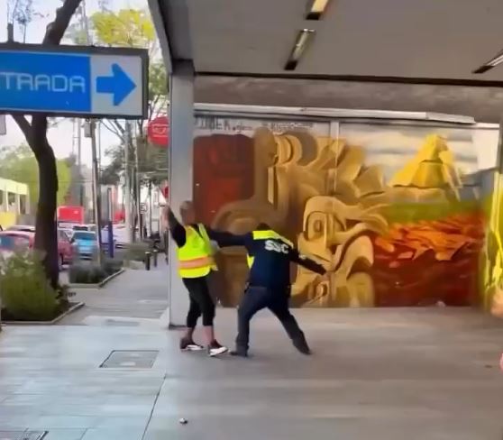 VIDEO: Policía pone en su lugar a un ‘viene viene’ acosador afuera del Metro