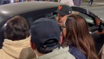 VIDEO: Vecinos bloqueaban avenida y una joven baja de su auto a repartir golpes