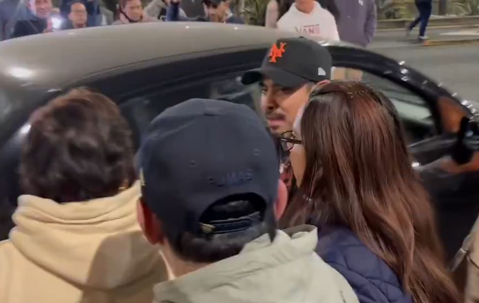 VIDEO: Vecinos bloqueaban avenida y una joven baja de su auto a repartir golpes