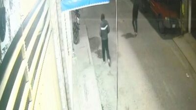 VIDEO: Criminales recorren las calles y roban motos con toda tranquilidad