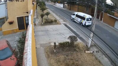 VIDEO: Chofer de combi pierde el control y termina volcado en Edomex; hay heridos