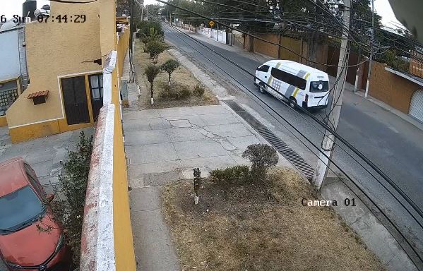 VIDEO: Chofer de combi pierde el control y termina volcado en Edomex; hay heridos