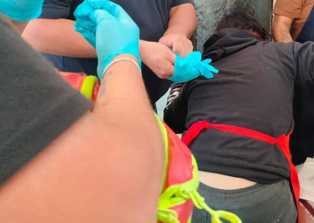 PÁNICO. Brenda tiene 21 años, trabaja en una carnicería y hoy su mano quedó atrapada en un molino de carne