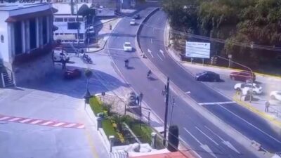 VIDEO: Motociclista ‘vuela’ por los aires por culpa de un conductor que se pasó el alto en Edomex