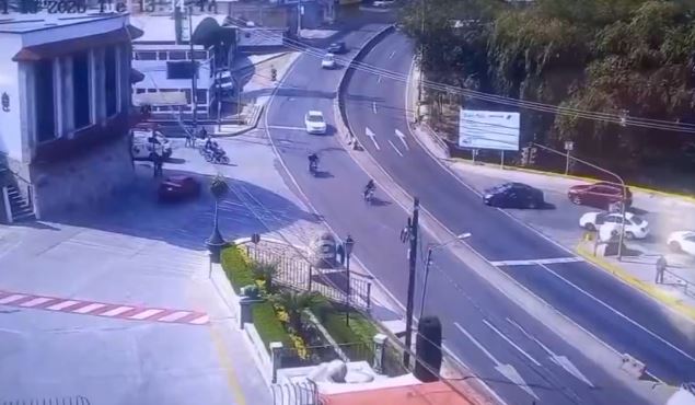 VIDEO: Motociclista ‘vuela’ por los aires por culpa de un conductor que se pasó el alto en Edomex