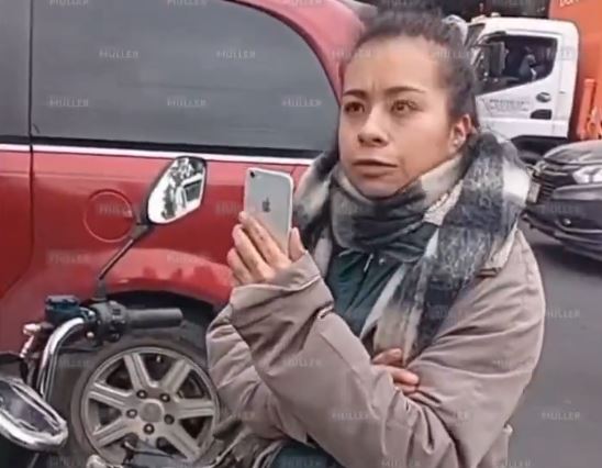VIDEO: #LadyMexibús; mujer invade carril confinado y arma una extraña escena