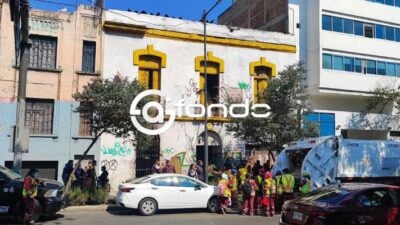 MISTERIO. Policías con perros rastreadores buscan el cuerpo de una persona dentro de una casa abandonada