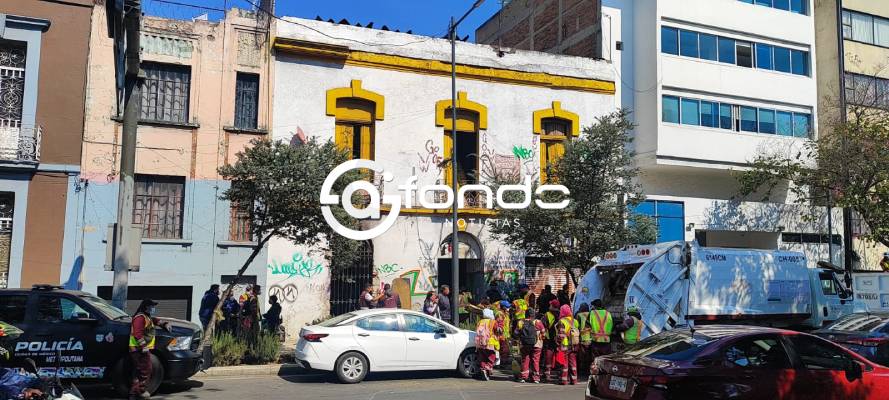 MISTERIO. Policías con perros rastreadores buscan el cuerpo de una persona dentro de una casa abandonada