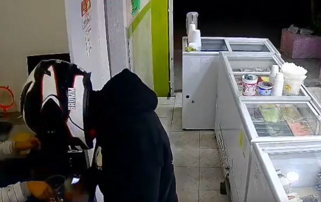 VIDEO: ‘¡La cuenta!’; asaltante aterroriza a joven encargada de una paletería