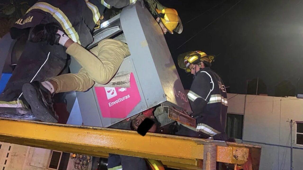 DE RISA: Hombre buscaba basura en un contenedor y bomberos tuvieron que rescatarlo