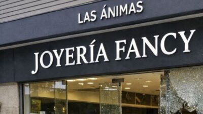 VIDEO: Encapuchados abren fuego en una joyería y asaltan en una plaza comercial