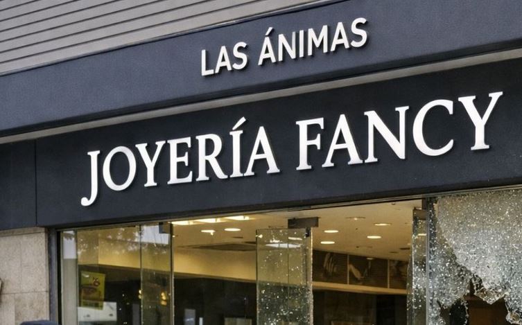 VIDEO: Encapuchados abren fuego en una joyería y asaltan en una plaza comercial