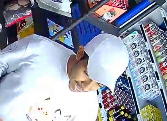 VIDEO: Ratero con cuchillo mata a la dueña de una tienda de ropa