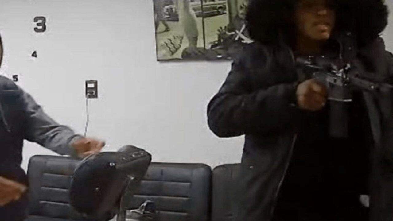 VIDEO: Joven barbero enfrenta a dos asaltantes y los obliga a escapar