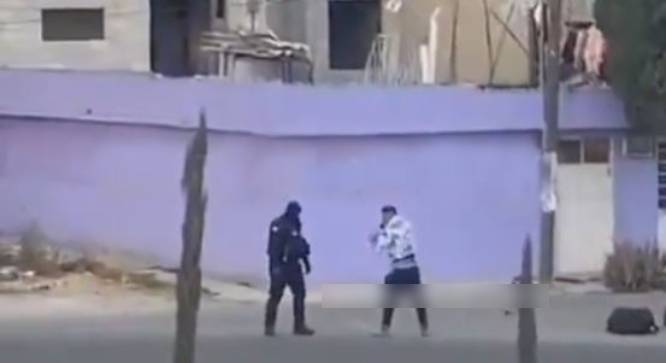 VIDEO: Policía municipal no puede contra un borracho; graban pelea en la calle