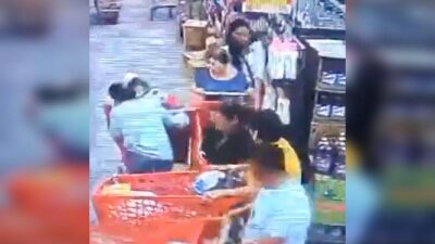 VIDEO. Bandas de ladrones ‘encierran’ a mujeres para robarlas en pasillos de supermercados