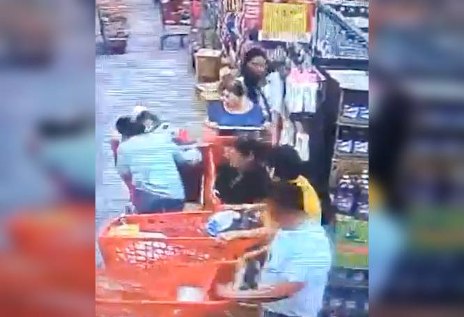 VIDEO. Bandas de ladrones ‘encierran’ a mujeres para robarlas en pasillos de supermercados