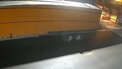 VIDEO: Motociclista pasa por una coladera sin tapa y sufre fuerte accidente en Edomex