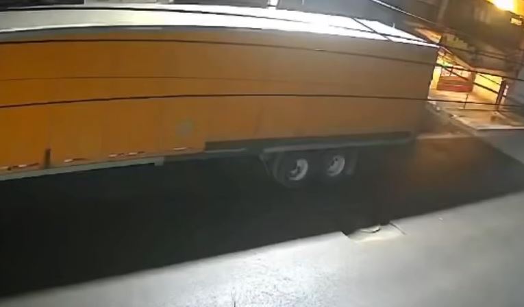 VIDEO: Motociclista pasa por una coladera sin tapa y sufre fuerte accidente en Edomex