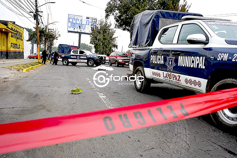 DRAMÁTICO. Al papá de Noemí se le doblaron las piernas al ver a su hija sin vida sobre el pavimento