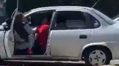 VIDEO: ‘¡Auxilio!’; mujer grita por ayuda mientras un ladrón de autos se la lleva ‘colgada’