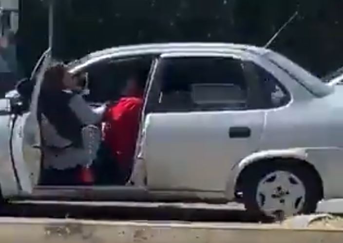 VIDEO: ‘¡Auxilio!’; mujer grita por ayuda mientras un ladrón de autos se la lleva ‘colgada’