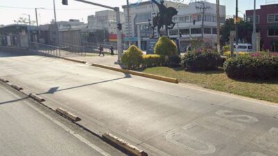 VIDEO: Mujer convulsiona y su mamá queda tirada; un motociclista invadió el carril confinado