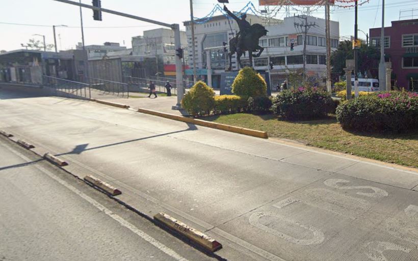 VIDEO: Mujer convulsiona y su mamá queda tirada; un motociclista invadió el carril confinado