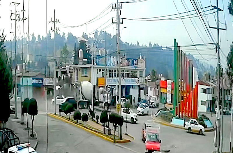 ÚLTIMA HORA. Camión revolvedora se queda sin frenos y embiste varios vehículos en Edomex