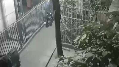 VIDEO: Criminales pasean por andadores y pasillos con una ‘chorla’ para robar motos