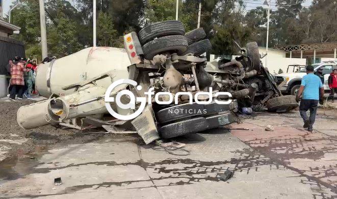 URGENTE: Sacan a heridos prensados de un auto destrozado; camión revolvedora se los llevó